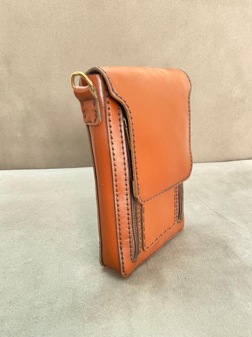 کیف دوشی چرمی مدل پاسپورتی